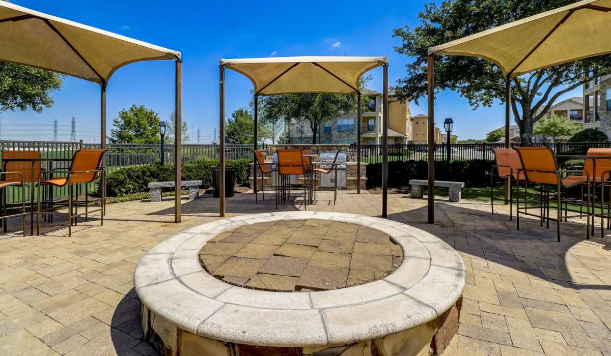 Outdoor lounge and firepit at Park Avenue at Boulder Creek in Houston, Texas