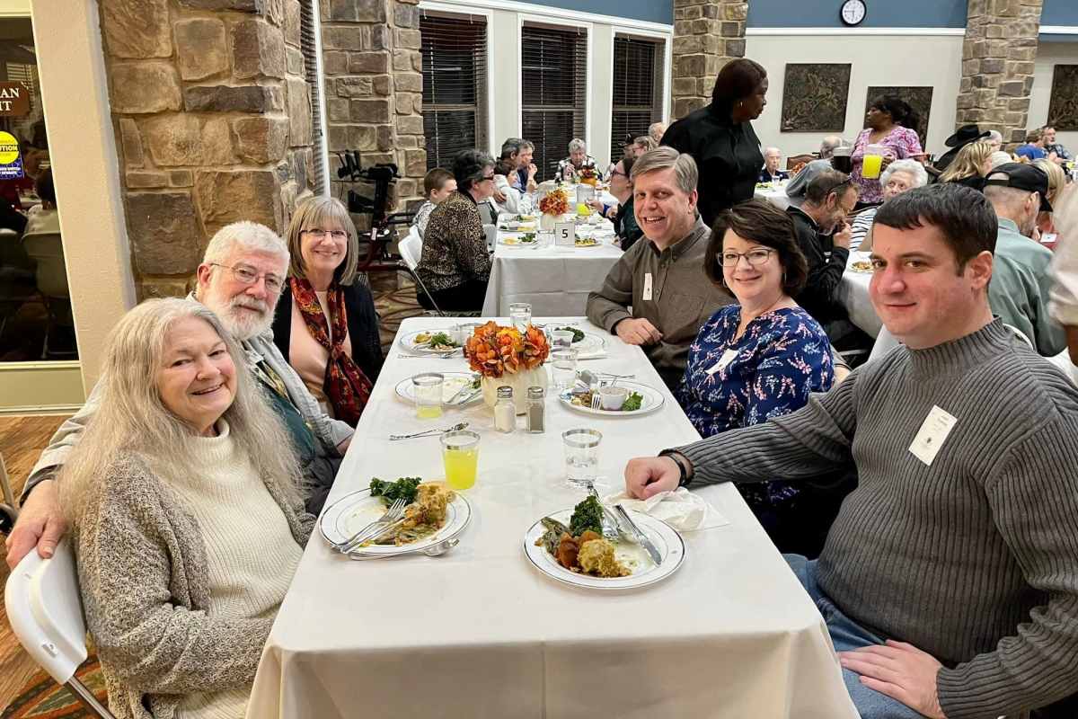 Residents and family members eating at Isle at Watercrest Mansfield in Mansfield, Texas