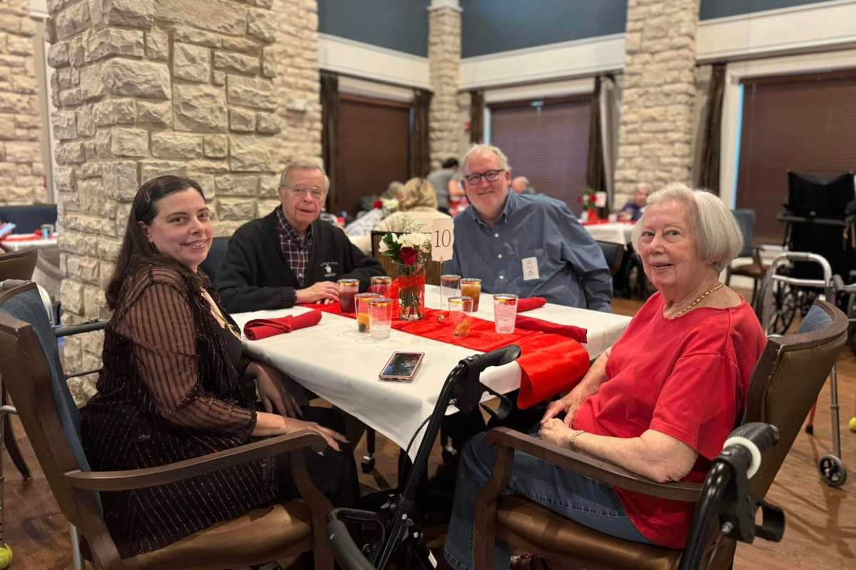 Residents Dinning at Isle at Cedar Ridge in Cedar Park, Texas