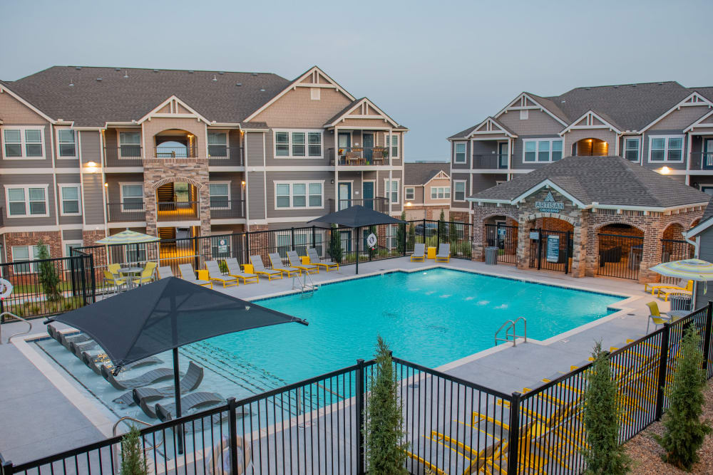 Beautiful swimming pool and lounge chairs at Artisan Crossing in Norman, Oklahoma