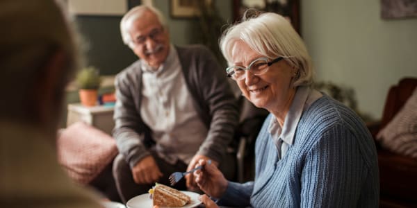 Residents sitting and talking over a meal at Villas At Maple Ridge in Spooner, Wisconsin