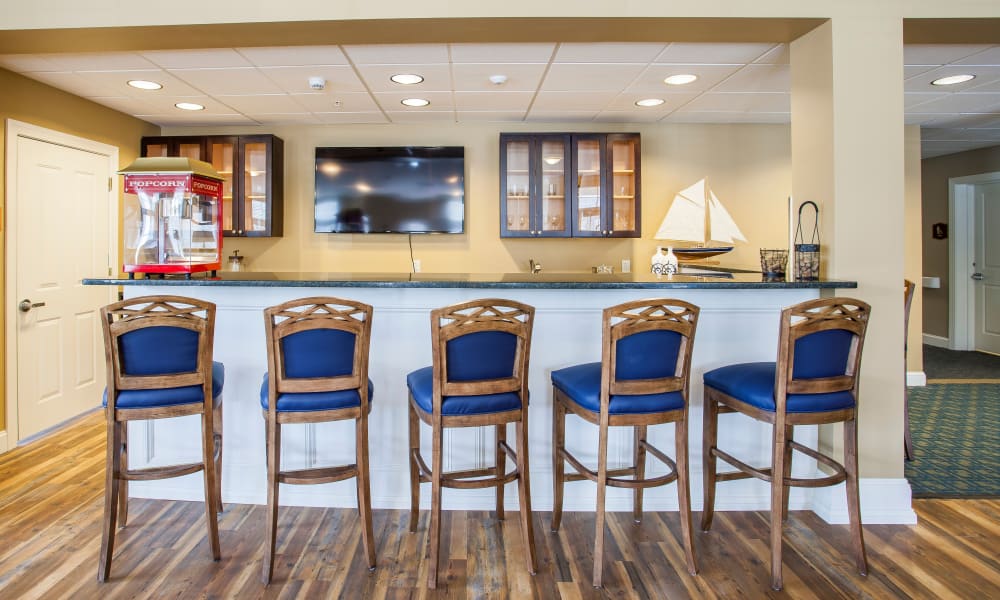 Bar seating in the dining room at Keystone Place at Richland Creek in O'Fallon, Illinois