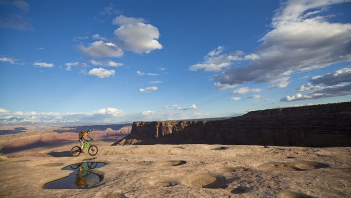 A man mountainbiking at Utah