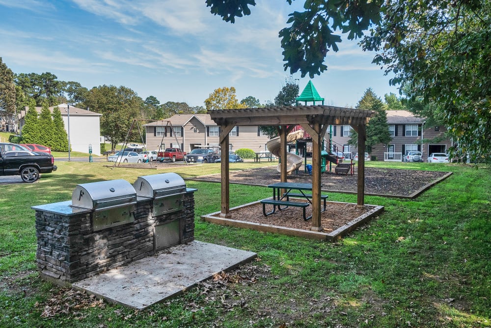 Grilling Center with Picnic Area The Hills at Oakwood Apartment Homes in Chattanooga, Tennessee
