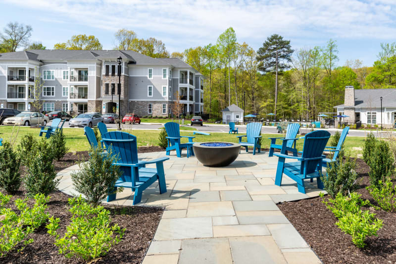 Well-kept green grass and mature trees outside resident buildings at Boulders Lakeside in North Chesterfield, Virginia