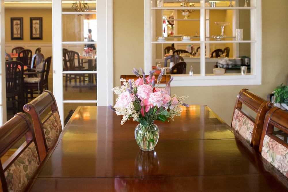 Flowers on a dining room table at Gables of Ojai in Ojai, California