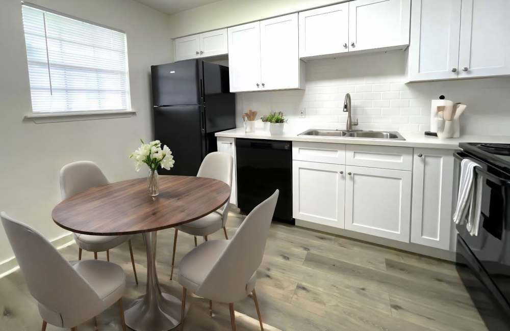 Kitchen with dining area at Jefferson Shadows in Baton Rouge, Louisiana