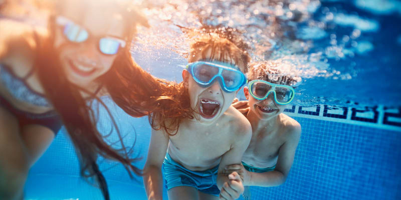 kids swimming underwater at Sandpiper Crescent in Virginia Beach, Virginia
