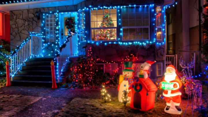 How to Store Christmas Lights to Minimize Clutter