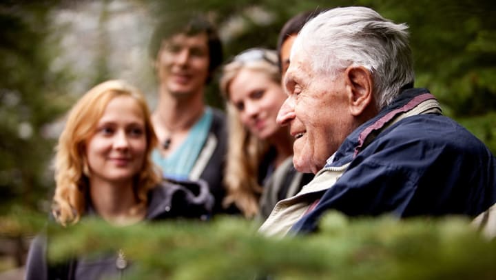 Preparing family members for a visit with a loved one who has dementia
