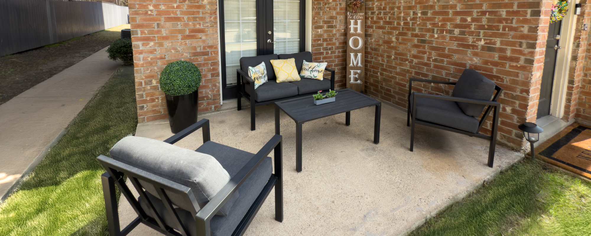 Patio with seating at The Arbors in Shreveport, Louisiana