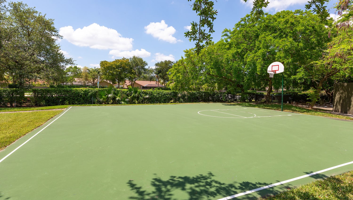 Basketball court at Club Lake Pointe Apartments in Coral Springs, Florida