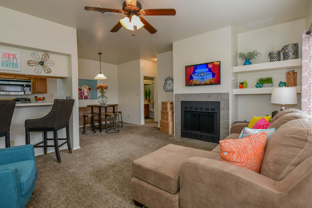 Sheridan Pond offers spacious living rooms in Tulsa, Oklahoma