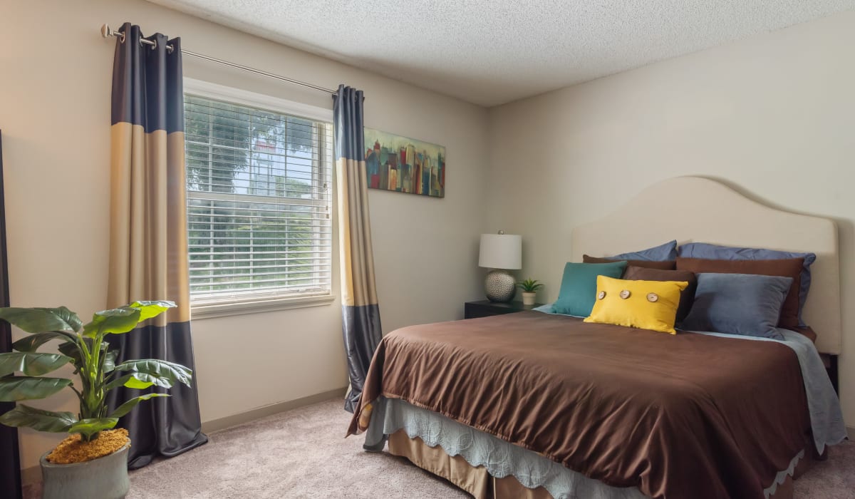 A spacious bedroom at Goldelm at Cedar Bluff in Knoxville, Tennessee