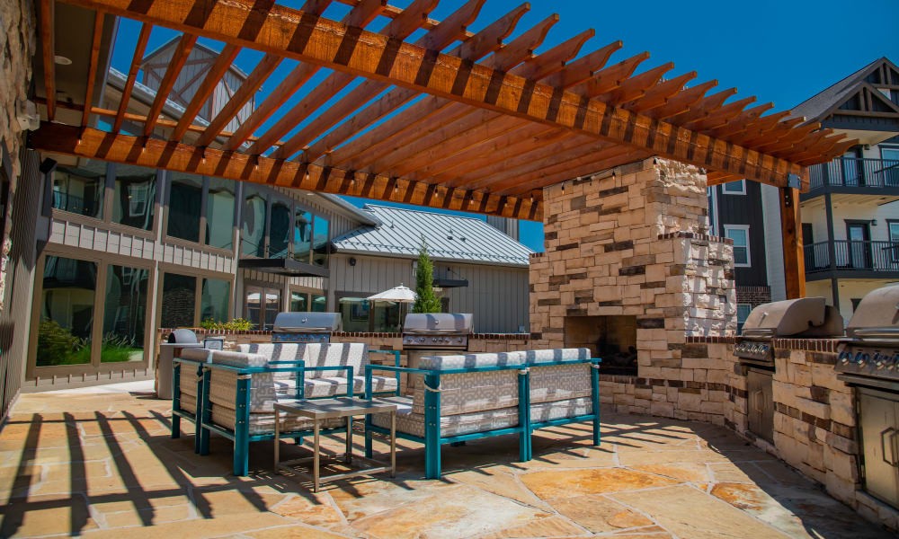 Outdoor grilling area at Stonehorse Crossing Apartments in Oklahoma City, Oklahoma