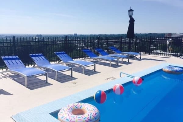 The Carlyle Apartments offers a swimming pool in Baltimore, MD
