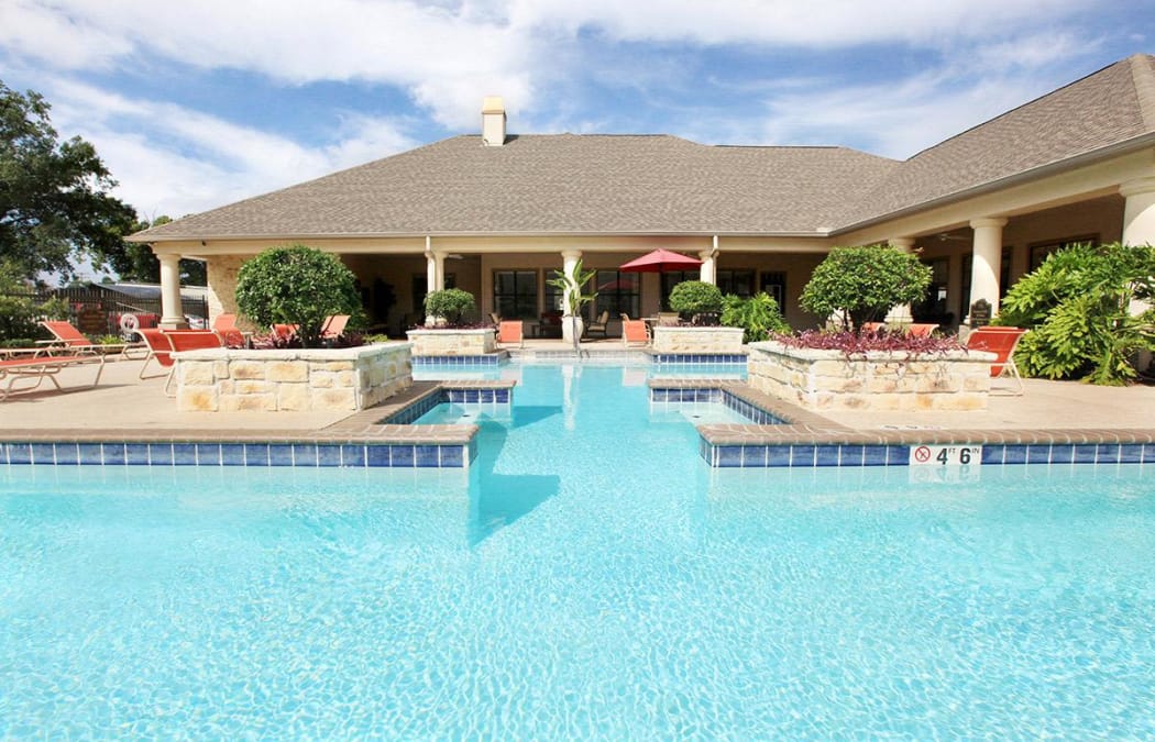 Beautiful swimming pool area at Camden Lake Apartments in Baton Rouge, LA