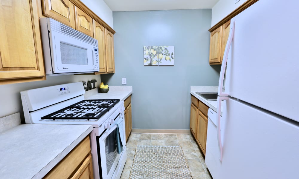 Kitchen at Lakewood Hills Apartments & Townhomes in Harrisburg, Pennsylvania