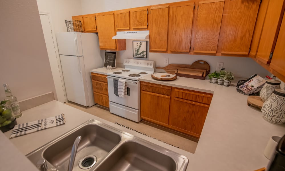 A large apartment kitchen at The Pointe of Ridgeland in Ridgeland, MS