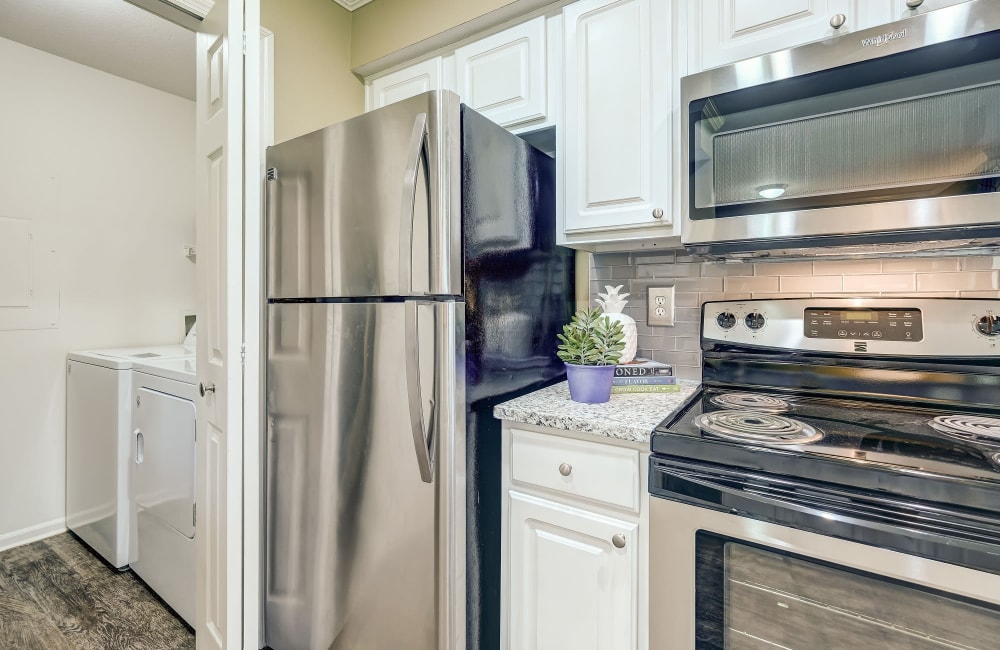 Fully equipped kitchen with a breakfast bar at The Woods at Polaris Parkway Apartments & Townhomes in Westerville, Ohio