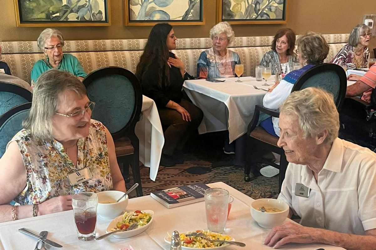 Residents dining at Watermere at Woodland Lakes in Conroe, Texas
