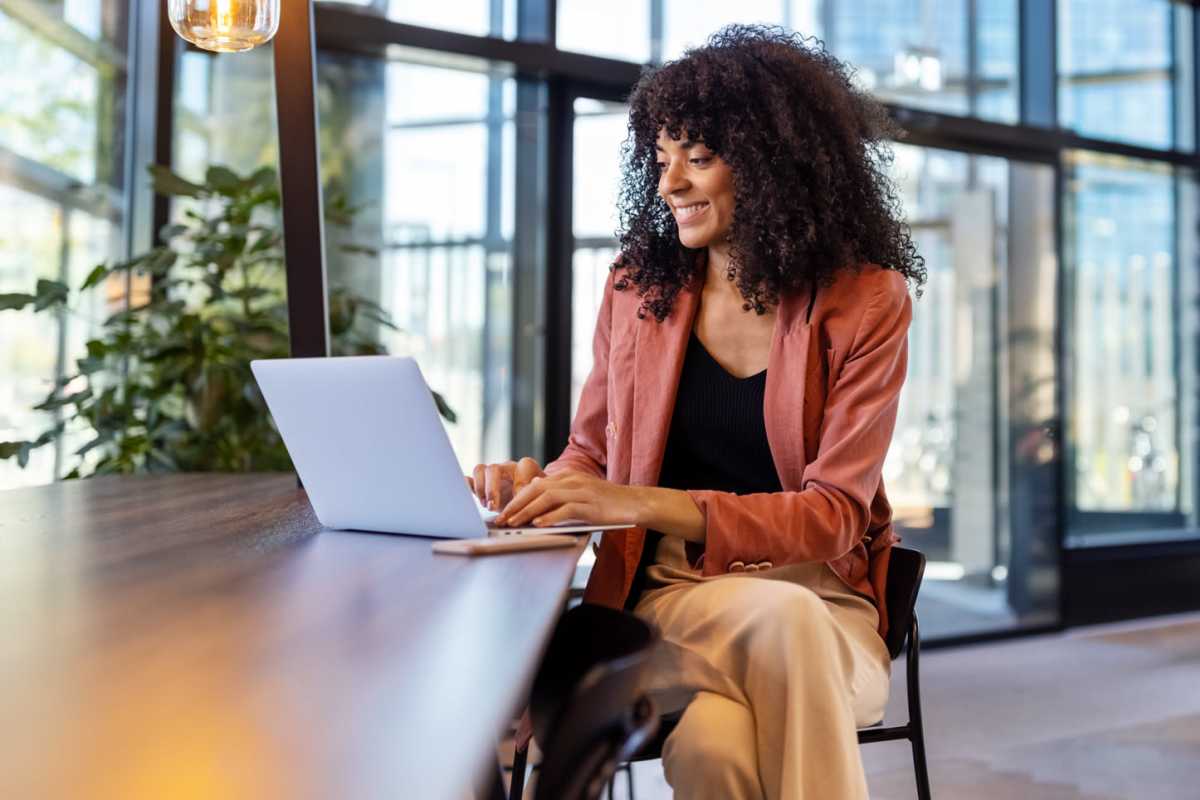 Resident working at her laptop at Academy Hill in Warrenton, Virginia