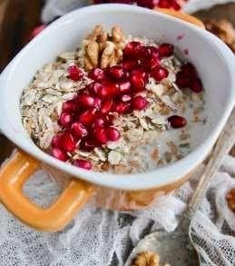 oatmeal breakfast with berries