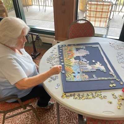 Resident doing a puzzle at Meadows on Fairview in Wyoming, Minnesota
