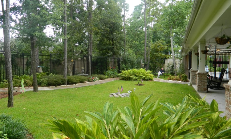 Well manicured courtyard at Autumn Grove Cottage at Humble in Humble, Texas
