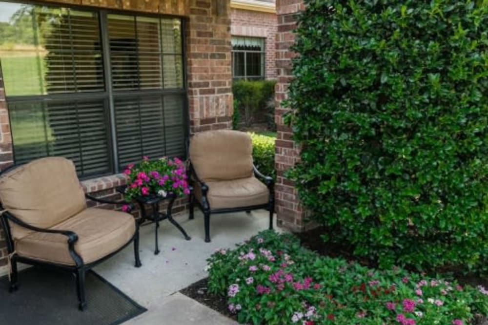 Outdoor seating at RockBrook Memory Care in Lewisville, Texas