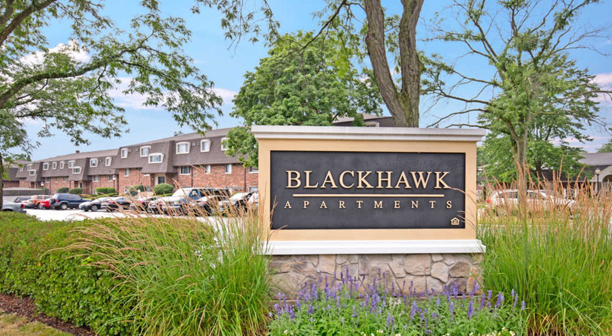Schedule your tour of Blackhawk Apartments in Elgin, Illinois