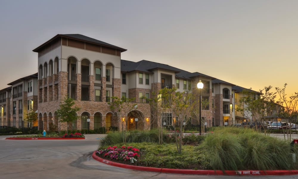 Exterior of apartments at sunset of Bellrock Upper North in Haltom City, Texas