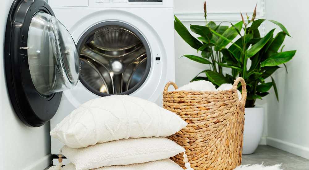Washer and dryer at Huntington Reef in Huntington Beach, California