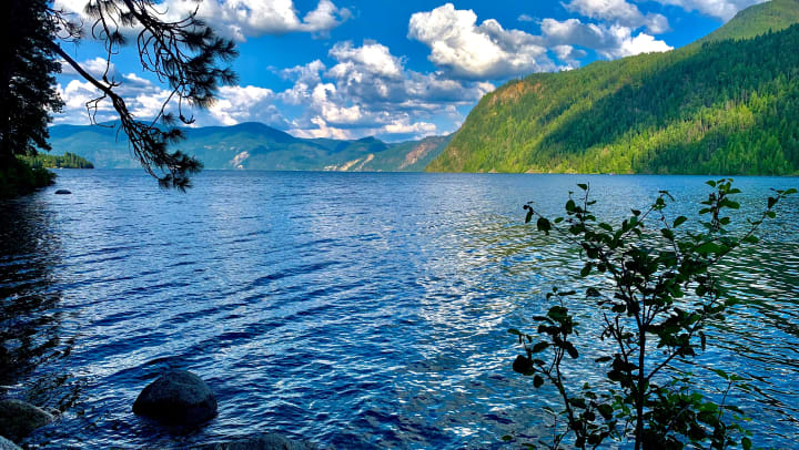 Landscape with a lake and green hills | Unsplash