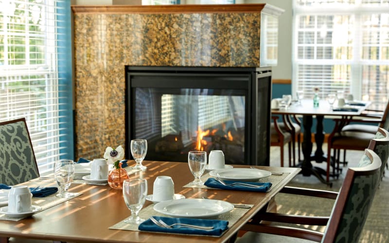 Bright lit dining room with tables and chairs at Amira Choice Roseville in Roseville, Minnesota