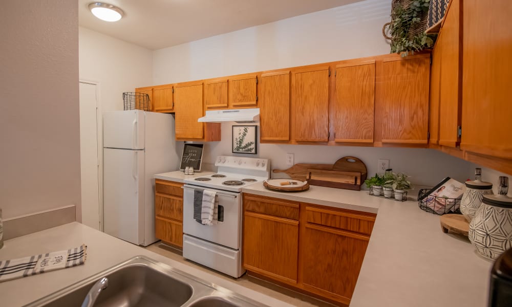 An apartment kitchen at The Pointe of Ridgeland in Ridgeland, MS