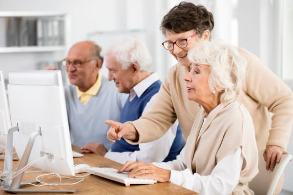 A group of residents using computers at Anthology of Mayfield Heights in Mayfield Heights, Ohio