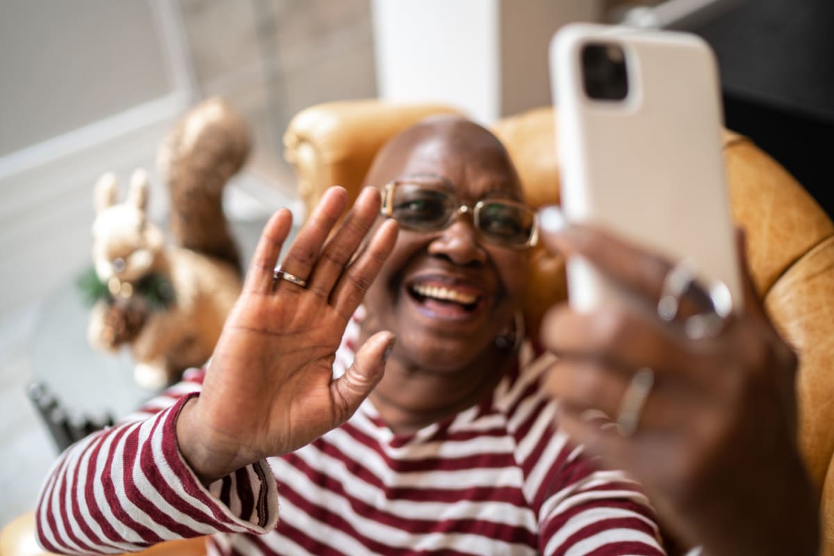 A resident using a smart phone at Canoe Brook Assisted Living & Memory Care in Catoosa, Oklahoma