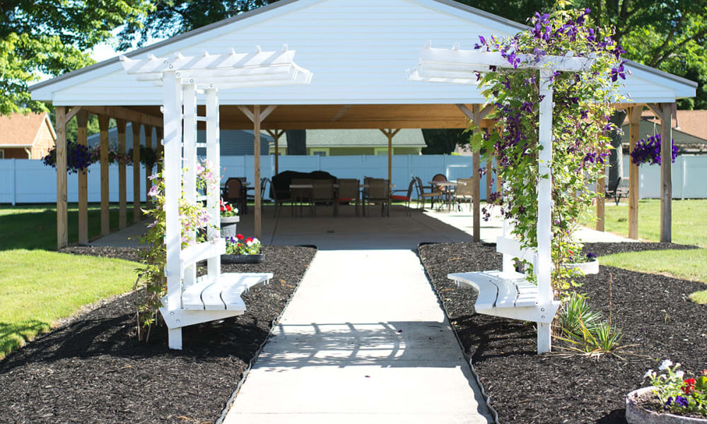 Patio with outside seating at Clearview Lantern Suites in Warren, Ohio