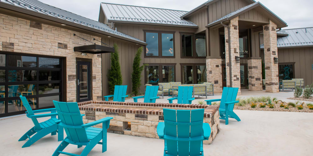 Outdoor fire pit and lounge area at Bend at New Road Apartments in Waco, Texas