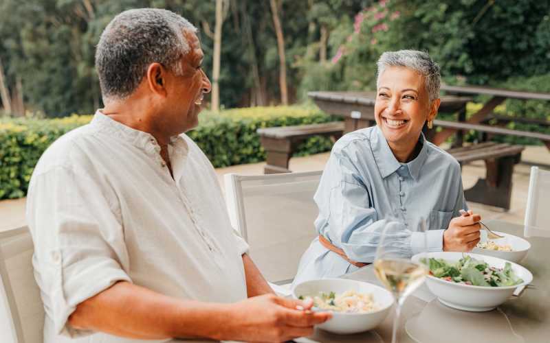 Happy residents eating at Elan Manatee in Bradenton, Florida
