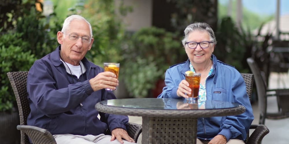 Residents drinking iced tea at The Springs at Veranda Park in Medford, Oregon