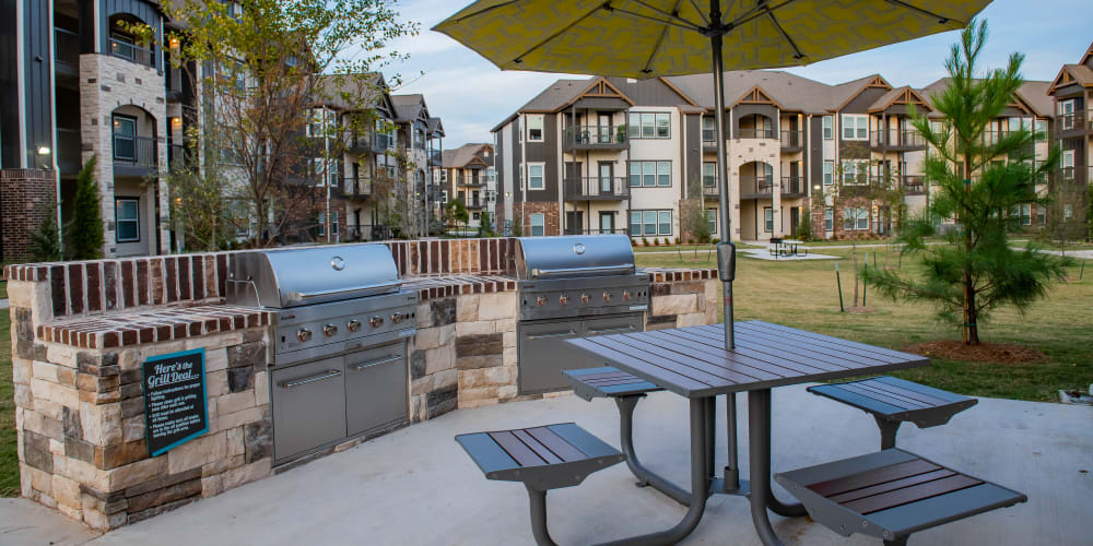 Resident grill and chill area at Bend at New Road Apartments in Waco, Texas