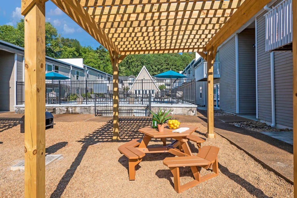 Outdoor seating at The Reserve at Red Bank Apartment Homes in Chattanooga, Tennessee