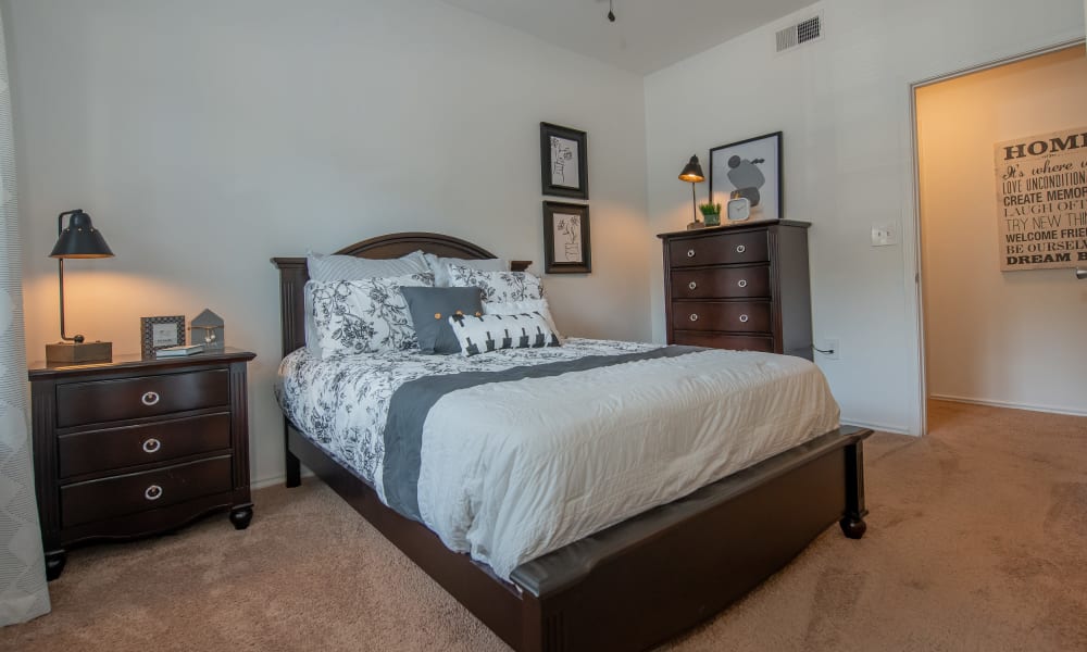 An apartment bedroom at The Pointe of Ridgeland in Ridgeland, MS