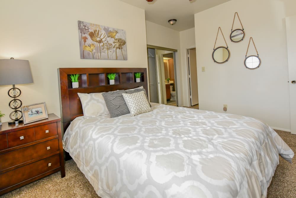 Sheridan Pond offers large bedrooms in Tulsa, Oklahoma