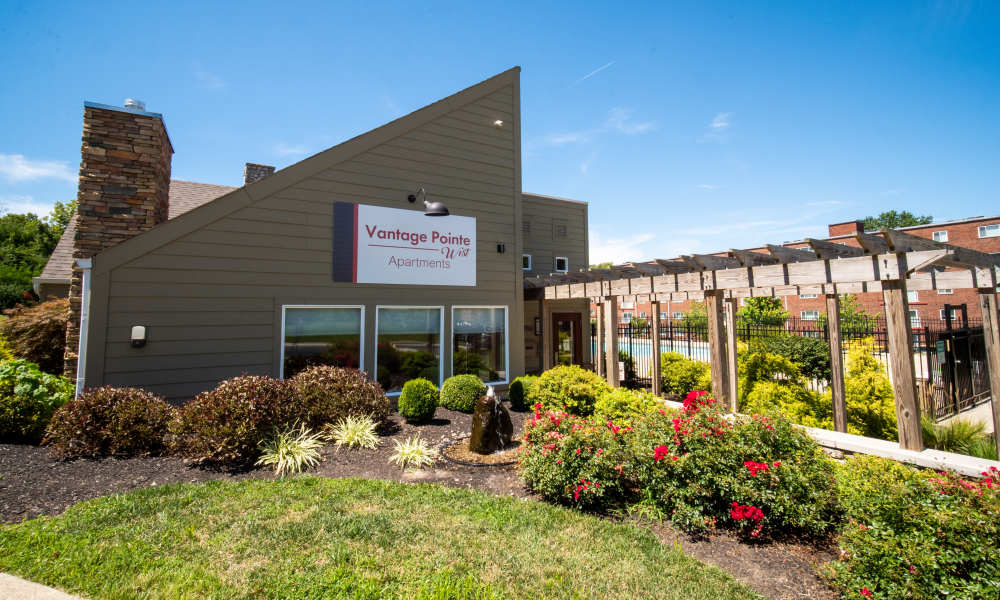 Covered entrance of the apartment building at Vantage Pointe West Apartment Homes in Cincinnati, Ohio