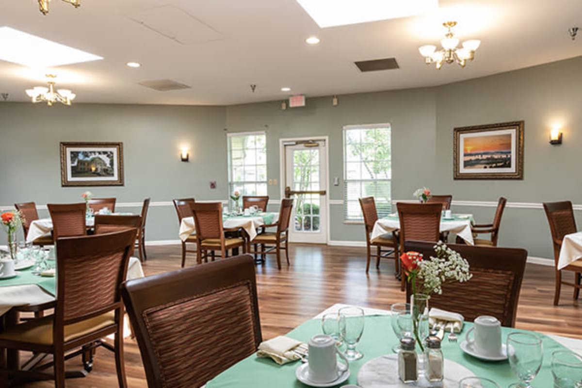 Dining room at Trustwell Living at Shelby Gardens Place in Cordova, Tennessee