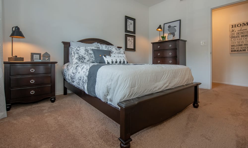 An apartment bedroom at The Pointe of Ridgeland in Ridgeland, MS