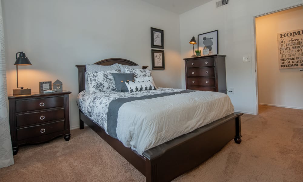 An apartment bedroom at The Pointe of Ridgeland in Ridgeland, MS
